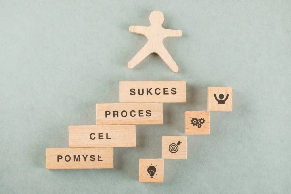 Drewniane klocki ułożone w schody: pomysł, cel, proces, sukces