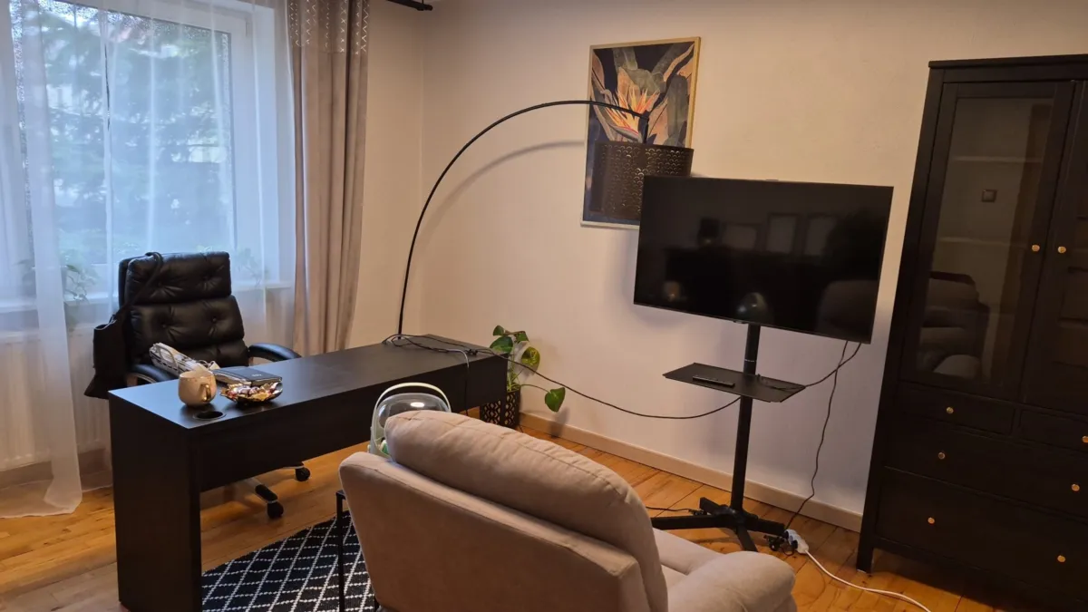 Gabinet Centrum Feedbacku we Wrocławiu - fotel klienta i ekran do treningu biofeedback