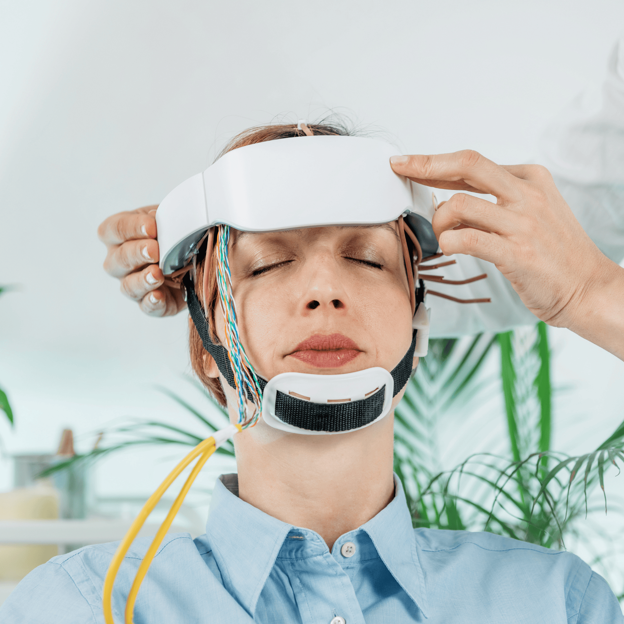 Pacjentka podczas sesji terapeutycznej biofeedback z elektrodami na głowie